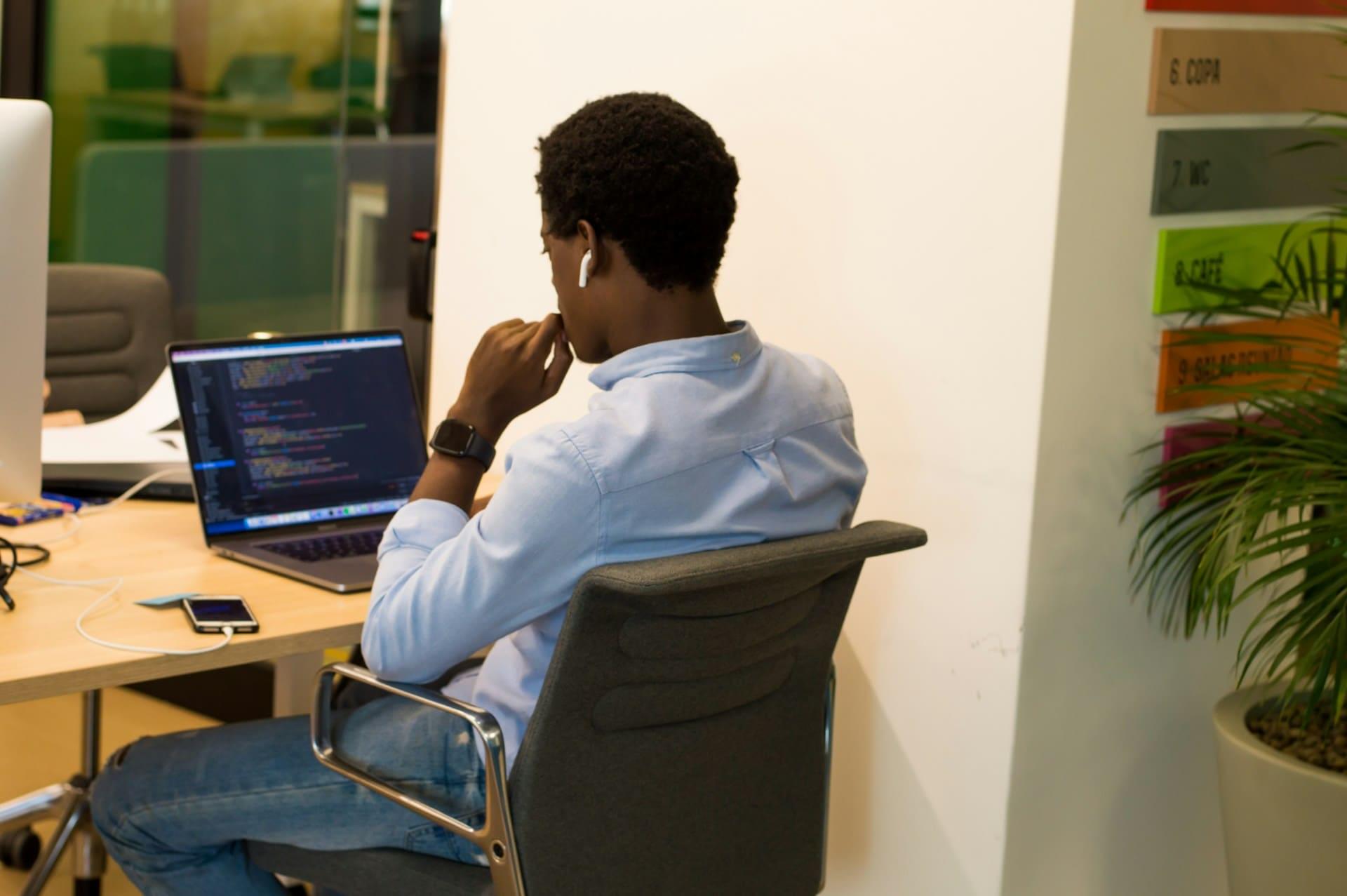 Студент читает код с экрана монитора